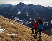 23 in ripida salita con l'Alben da sfondo